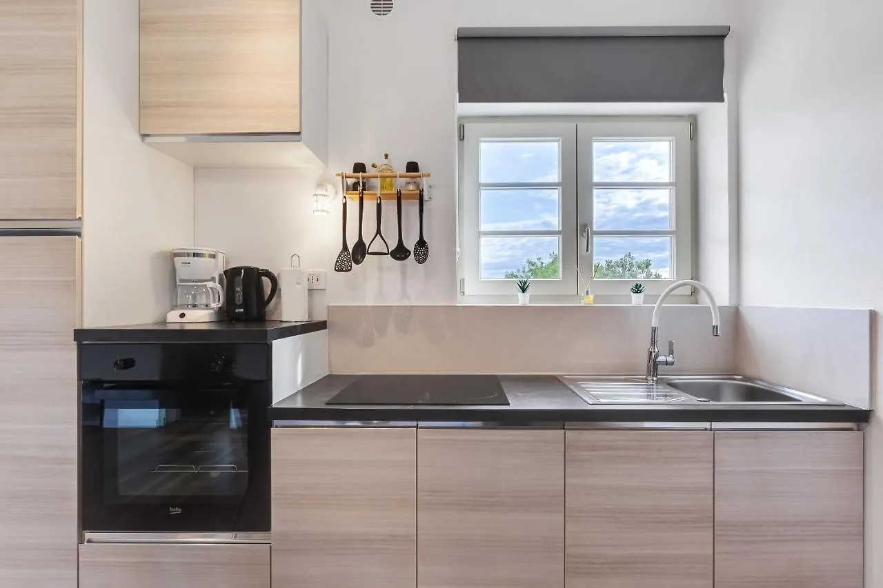 Teona Luxury Apartment With Terrace 살리 0*,