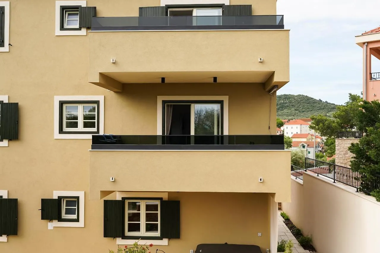 Teona Luxury Apartment With Terrace 살리