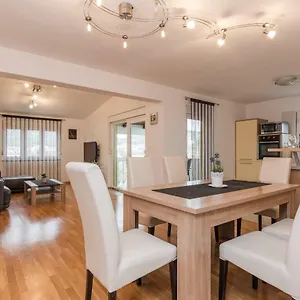  Apartment Natalie Sea View With 3 Bedrooms And Everything Is Air-conditioned