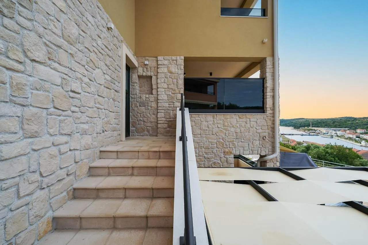 Teona Luxury Apartment With Terrace Sali